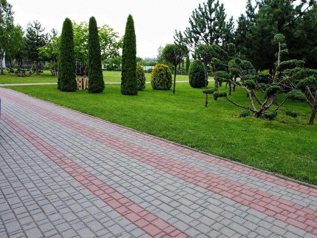Доріжка з бруківки в парку до фарбування — вигорілий колір