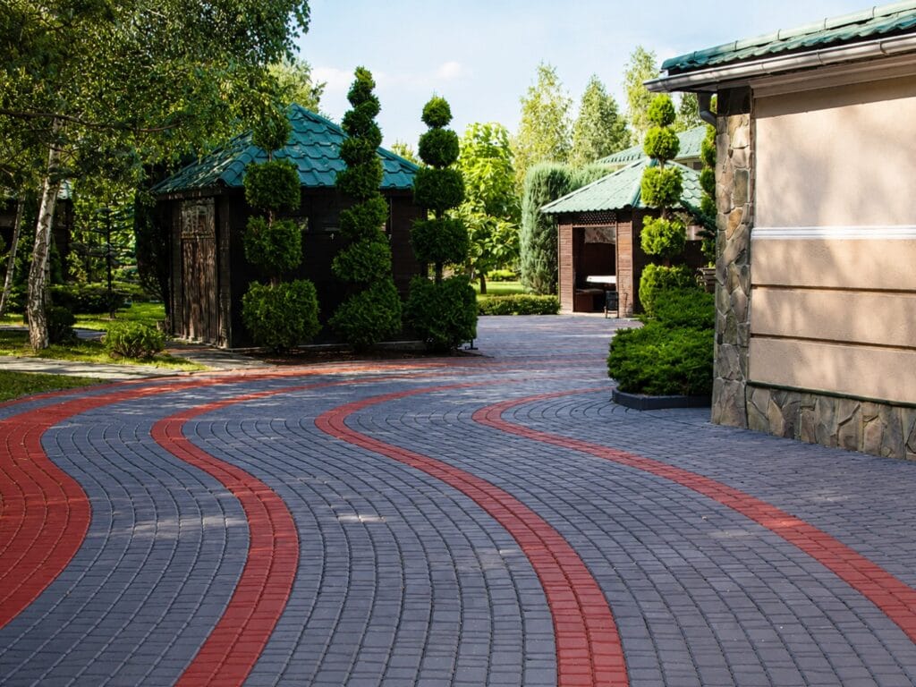 Під’їзна дорога після фарбування Color Brook — темно-сіра бруківка з червоними дугами
