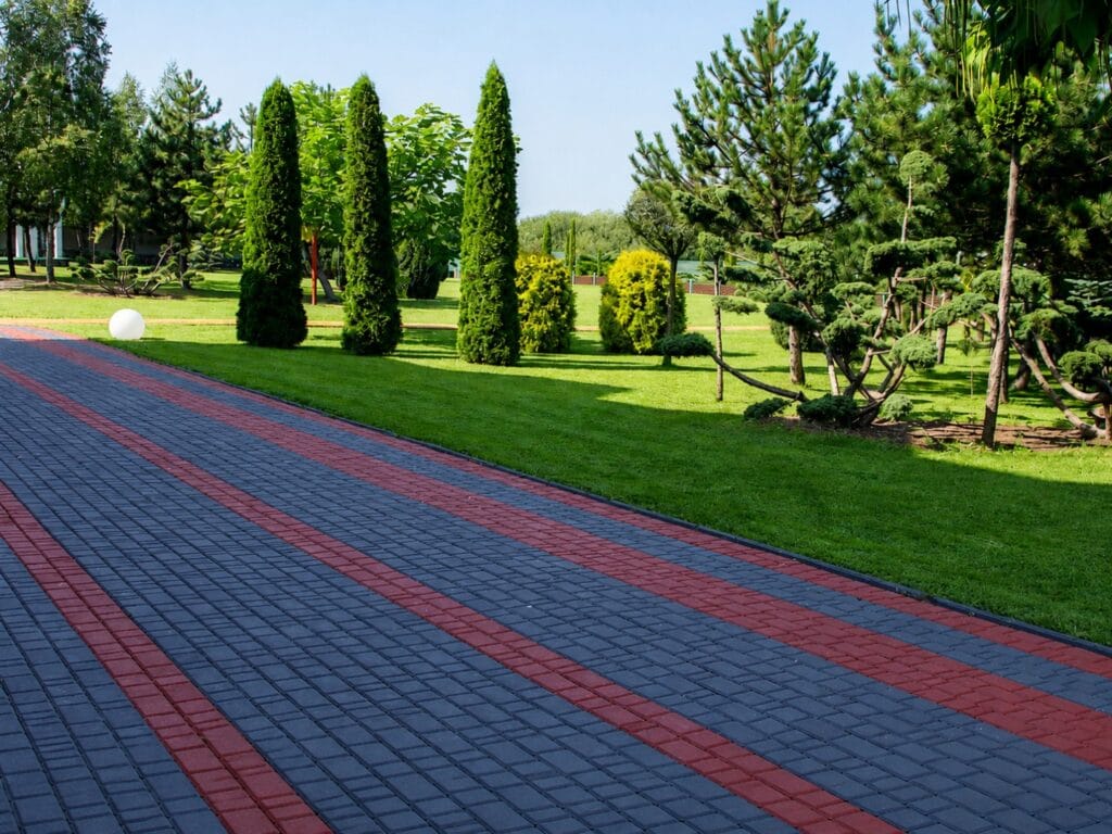 Та сама доріжка після фарбування фарбою Color Brook — темно-сіра бруківка з червоними смугами