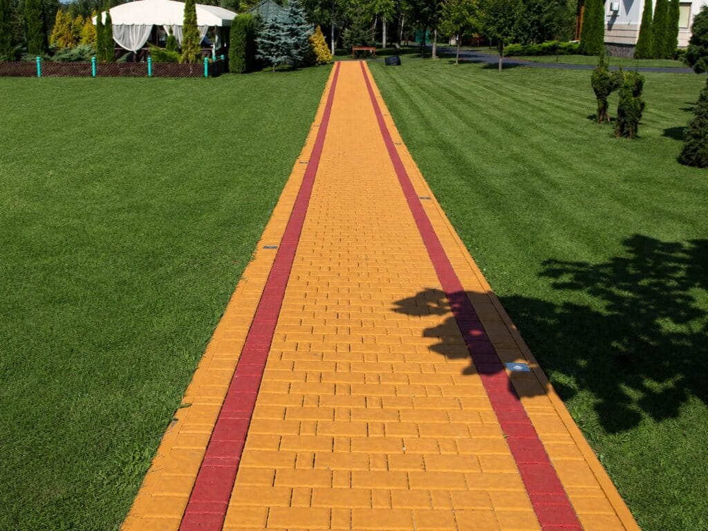 Доріжка після фарбування Color Brook — жовта бруківка з червоними бордюрами