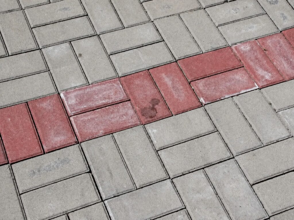 Тротуарна плитка до фарбування — вицвіла червона смуга