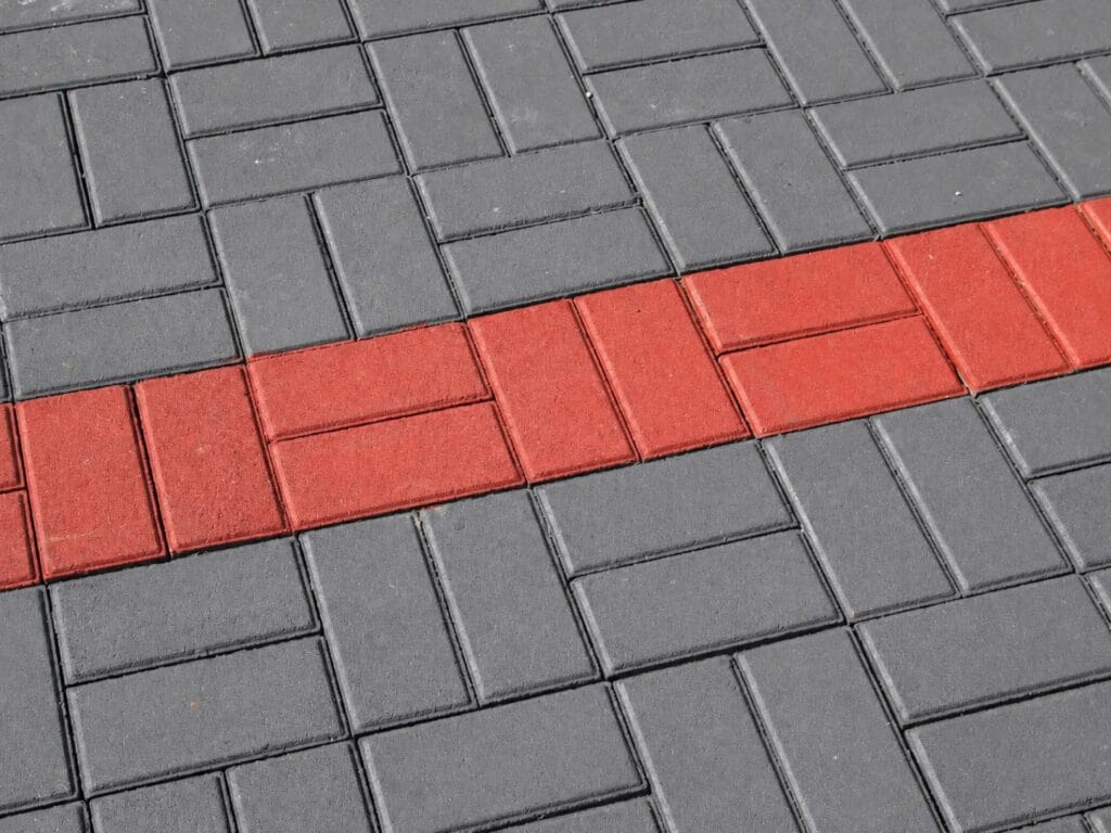 Тротуарна плитка після фарбування Color Brook — яскрава червона смуга
