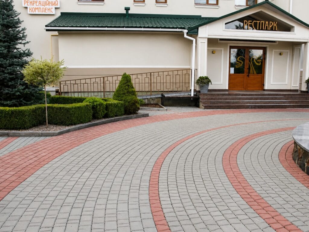 Бруківка біля входу в будинок до фарбування — вигорілий візерунок