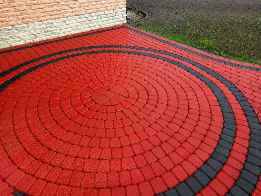 Кругова бруківка після фарбування Color Brook — насичений червоний з чорними кільцями